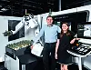 Charlotte Finger, geschäftsführende Gesellschafterin, mit Timon Lubek, Produktionsleiter Maschinenfabrik Mönninghoff GmbH & Co. KG: „Mit den Verzahnungszyklen von DMG Mori können wir nun unsere Werkstücke auf ein und derselben Maschine komplett fertig bearbeiten. Und das schneller und in derselben Qualität wie auf Spezialmaschinen.“