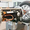 Für elektrische und pneumatische Schraubspindeln, beispielsweise zur automatisierten Montage von Fahrzeugrädern, sind eine Vielzahl unterschiedlicher 30 bis 650 Millimeter langer Motor- und Getriebewellen mit 3 bis 65 Millimeter Durchmesser zu schleifen.