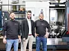 Daniel Widmaier (rechts) und Fabian Widmaier, in der Mitte, Dominik Aichele von HWR Spanntechnik.