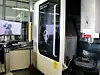 Ein 5-Achs-Bearbeitungszentrum, links daneben ein portabler CAM-Programmierplatz mit der Software Hypermill von Open Mind.