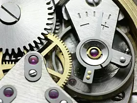 Platz 6: Feinmechanik, Optik und Medizintechnik; 2023 gingen 3 Prozent der deutschen Werkzeugmaschinen in den Bereich der Feinmechanik, Optik und Medizintechnik. Hier entstehen mittels Ultrapräzisionsbearbeitungen beispielsweise Implantate oder Uhrwerke.