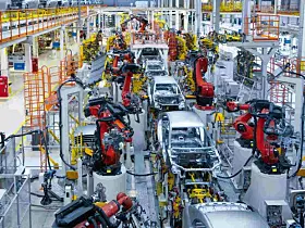 Platz 2: Automobil- und Zulieferindustrie; Die Automobilbranche mit ihren Zulieferern wurde 2023 vom Spitzenplatz verdrängt. In die Branche gingen 27,2 Prozent der in Deutschland produzierten Werkzeugmaschinen. Dabei entfielen 10 Prozent auf die Automobilindustrie selbst, 17,2 Prozent auf deren Zulieferer.