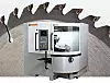 Die Vollmer-Schärfmaschine CL 200 verfügt über CNC-gesteuerte Achsen. Mit ihr lassen sich hartmetallbestückte Kreissägeblätter effizient und präzise bearbeiten.