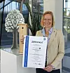 Katrin Hummel mit dem Umweltmanagement-Zertifikat