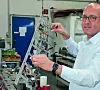 Firmenchef Frank Ebel hält den Teststreifen in der Hand. -