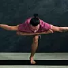 Yogi in Figure 4 Position mit ausgestreckten Armen. -