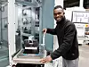 Samuel Emeka, Zerspanungsmechaniker und CNC-Maschineneinrichter bei Hohner Maschinenbau, rüstet zeitparallel ein weiteres Werkstück.