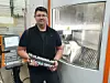 Fertigungsleiter Anton Jabs vor der 5-achsigen Mikron Mill S 600 U.