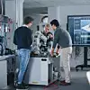 Studenten bei der Ausbildung an einem Roboterarm.