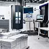 Rüstplatz und Steuerung für das Bearbeitungszentrum.
