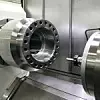 20 Gewinde werden auf der Okuma Multus B550 in das Untergehäuse eines Freilaufrückschlagventils des Typs SSV20-10“ ASME600 eingebracht.