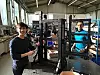 Chua Bi Guang und Bennett Tan bei der Montage einer Mess- Vorrichtung für die Automobilindustrie.