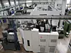Gesamtblick auf die Anlage: Die Hermle-Automationslösung RS2L bedient drei Hermle-Bearbeitungszentren C42.