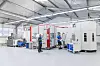 CNC-Welcker baute eine neue Halle für das Robotersystem RS 2 mit zwei adaptierten C 32 U von Hermle.