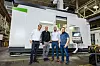 (v. l.) Cornelius Kiesel, Präsident von Zimmermann Inc., Brian Czapla, Verkaufsleiter bei Century Tool, Yousif Sallan, Projektleiter bei Zimmermann Inc. und Tom Bradford, Fertigungsleiter von Century Tool vor der Portalfräsmaschine FZU37.