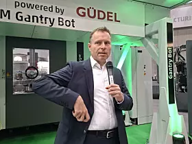 Dr.-Ing. Claus Eppler, CTO von Chiron, erläutert die Funktionsweise des Variocell Systems Gantry Bot.