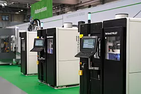 In der Medical & Precision Area zeigt Chiron, wie die Micro5 XL seine Stärken in der 5-Achs-Simultan-HSC-Bearbeitung. Hier zu sehen: alle drei Varianten PICK&PLACE, PALLET und UNO.