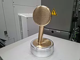 Dieser Brausekopf aus CuZn39Pb3 wurde in 10 Stunden Laufzeit auf der Hermle-Maschine C22 GEN 2 gefertigt.