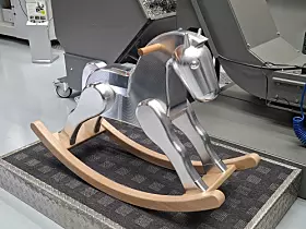 Das fertige Schaukelpferd als ein ganz besonderes Werkstück auf der Hermle Hausmesse.