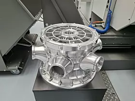 Auf der Hausausstellung von Hermle in Gosheim wurde diese Gasturbine für den Aerospace Bereich live zerspant - Laufzeit: 16 Stunden.