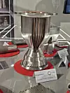 Diese bimetallische Brennkammer für Raketen fand besondere Aufmerksamkeit. Die Kombination aus Kupferbasislegierungen und Nickel-Basislegierungen sorgt für Gewichtsersparnis.
