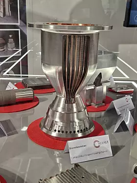 Diese bimetallische Brennkammer für Raketen fand besondere Aufmerksamkeit. Die Kombination aus Kupferbasislegierungen und Nickel-Basislegierungen sorgt für Gewichtsersparnis.