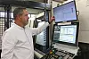 Digitalisierungsmanager Oliver Herz präsentiert das an einer Werkzeugmaschine installierte Werkstattterminal. Hier kann der Maschinenbediener die NC-Mappe öffnen, die alle Informationen fürs Rüsten und Abarbeiten des nächsten Arbeitsgangs bereithält.