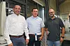 Oliver Herz (links), Leiter der IT-Anwendungsentwicklung, und Marcel Weiner (rechts), verantwortlich fürs Werkzeugmanagement bei Munsch, loben die Zusammenarbeit mit Haimer, vertreten durch den zuständigen technischen Verkaufsrepräsentanten Karl-Heinz Adelbrecht. Sie nutzen das komplette Haimer Portfolio von der Werkzeugmanagementsoftware WinTool, über das Ausgabesystem Toolbase, das Voreinstellgerät Microset UNO, Schrumpf- und Wuchttechnik, Werkzeugaufnahmen und Werkzeuge.