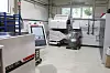 Die Tschudin Spitzenlosschleifmaschine Cube 350 wird von einer zweistufigen Knoll KSS-Anlage (im Hintergrund) mit einem Kompaktfilter KF 600-E zur Vorreinigung und einem nachfolgenden Feinstfilter MicroPur® versorgt.