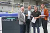 (v.r.n.l.) Anja Peplinski und Jan Weber von der Feindreh GmbH setzen auf die Partnerschaft mit Knoll Maschinenbau, vertreten durch Matthias Wachter und Markus Rölleke. Insbesondere von den LubiCool®-Hochdruckanlagen sind sie begeistert: „Damit haben wir die Tür zu erweiterten Bearbeitungsmöglichkeiten aufgemacht.'