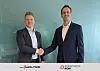 Gianfranco Dell’Aquila (Head of Sales Region Germany bei Walter, links) und Dr. Christian Hoffart (CEO Sparepartsnow, rechts) besiegeln ihre strategische Partnerschaft.