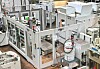 Maßgefertigt: Rechts oben das Fräsbearbeitungszentrum RXP 601 DSH Z2 mit Doppelspindel, mittig der Roboter und links das Magazin mit Werkstücken und Werkzeugen.