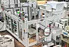 Maßgefertigt: Rechts oben das Fräsbearbeitungszentrum RXP 601 DSH Z2 mit Doppelspindel, mittig der Roboter und links das Magazin mit Werkstücken und Werkzeugen.