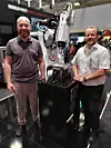 Stephan Hansen, Projektleiter am Fraunhofer IFAM in Stade und Georg Sauer, Projektleiter Weiss Spindeltechnologie, waren maßgeblich an der Entwicklung der Roboter-Frässpindel beteiligt. Sie sind sich einig: „Im Gegensatz zu stationären Werkzeugmaschinen spielt bei Roboteranwendungen jedes Kilogramm eine entscheidende Rolle.“