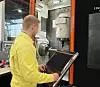 Über die Software oder den NC-Code legen die Benutzer Grenzwerte für Rattern, Werkzeugbelastung und Vibrationen fest. Tritt ein unerwartetes Ereignis ein, leitet die Steuerung automatisch Schutzmaßnahmen ein.