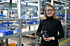 Innovative und smarte Spanntechnik-Lösungen für Werkstücke in der Zerspanung sind einer von drei Schwerpunkten bei ROEMHELD. Julia Reichert in der Montage am Unternehmenssitz im hessischen Laubach