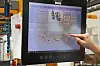 Papierlose Fertigung: Über den Touchscreen des Industrie-PC kann der Bediener unter anderem die Ist-Daten der Werkzeuge digital an die Maschine übertragen.
