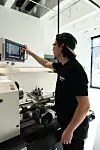 Im neuen Ausbildungscenter von DMG Mori in Pfronten steht den Nachwuchskräften modernste Technologie in innovativen, praxisnahen Lernumgebungen zur Verfügung.