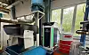 Platzsparend in der Fertigungshalle integriert: Colomate ist über Rohrleitungen mit den CNC-Fertigungszentren verbunden.