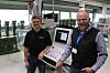 Jan Dominik Will (links) ist Leiter des gewerblich-technischen Ausbildungsbereichs von Pfeiffer Vacuum. Er freut sich gemeinsam mit FPS-Gebietsverkaufsleiter Wilhelm Buchholz über die gute Zusammenarbeit und erklärt: „Mit der streckengesteuerten FPS 630M-digital schaffen wir den optimalen Übergang vom händischen Feilen zu CNC-gesteuerten Bearbeitungszentren.“
