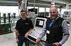 Jan Dominik Will (links) ist Leiter des gewerblich-technischen Ausbildungsbereichs von Pfeiffer Vacuum. Er freut sich gemeinsam mit FPS-Gebietsverkaufsleiter Wilhelm Buchholz über die gute Zusammenarbeit und erklärt: „Mit der streckengesteuerten FPS 630M-digital schaffen wir den optimalen Übergang vom händischen Feilen zu CNC-gesteuerten Bearbeitungszentren.“