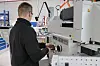 Industriemechaniker-Azubi Paul Martin hat durch die Bedienung mit dem Handrad schnell ein gutes Gefühl für die Fräsmaschine entwickelt.