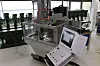 In der Ausbildungswerkstatt von Pfeiffer Vacuum steht seit 2022 mit der FPS 630M-digital eine Universalfräsmaschine von FPS. Sie ist robust, zuverlässig, ergonomisch und präzise. Dank der Heidenhain PT8016-Steuerung benötigt sie keine feste Einhausung, sondern kommt mit einer einfachen Spritzschutzvorrichtung aus.