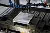 Vor dem Fräsen müssen die Auszubildenden bei Pfeiffer Vacuum lernen, Bezugspunkte für Werkzeug und Werkstück zu setzen. An der Heidenhain PT8016-gesteuerten FPS 630M-digital lässt sich das ebenso perfekt trainieren, wie der Umgang mit der Werkzeugverwaltung und -korrektur.